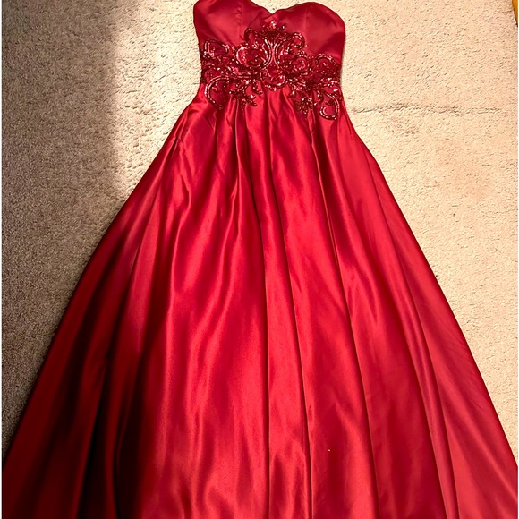 Prom/Ball/Pageant Gown - Picture 3 of 8